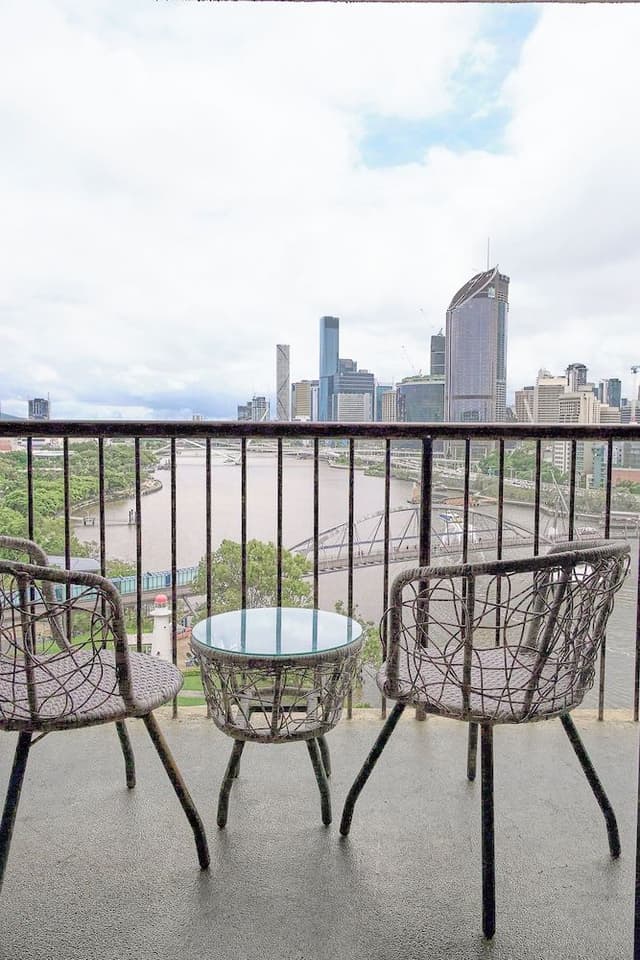 Deluxe Riverview Apartment