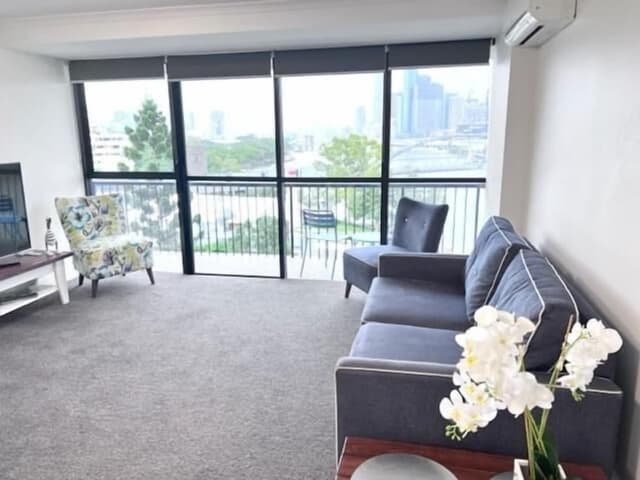 Deluxe Riverview Apartment