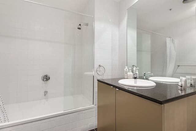 Izzy : 2 Bedroom 2 Bathroom Family Apartment