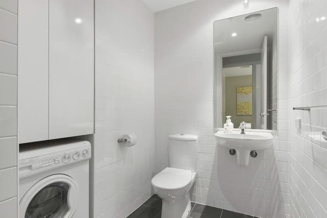 Izzy : 2 Bedroom 2 Bathroom Family Apartment