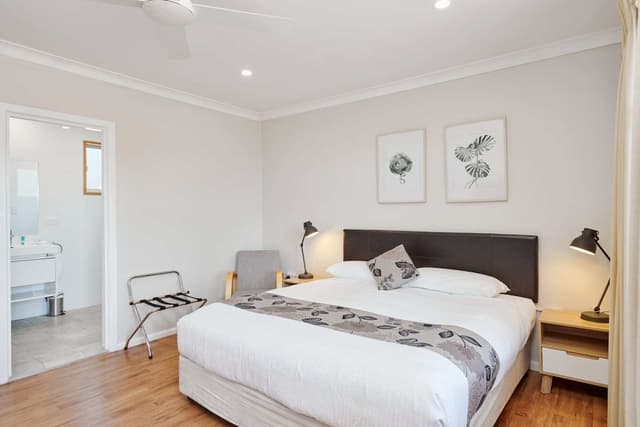 Deluxe Studio, 1 King Bed, Kitchenette