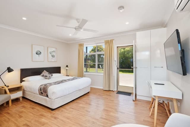 Deluxe Studio, 1 King Bed, Kitchenette
