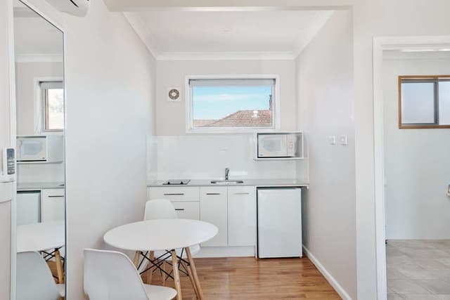 Deluxe Studio, 1 King Bed, Kitchenette