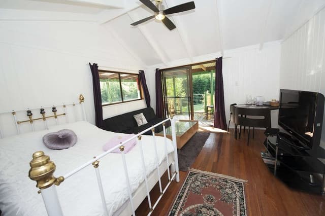 The Lavendar Room Bedsitter