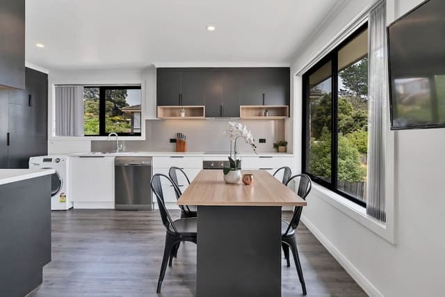 Superior Apartment, 2 Bedrooms, Kitchen, Mountain View