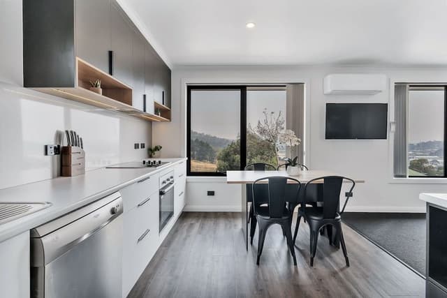 Superior Apartment, 2 Bedrooms, Kitchen, Mountain View