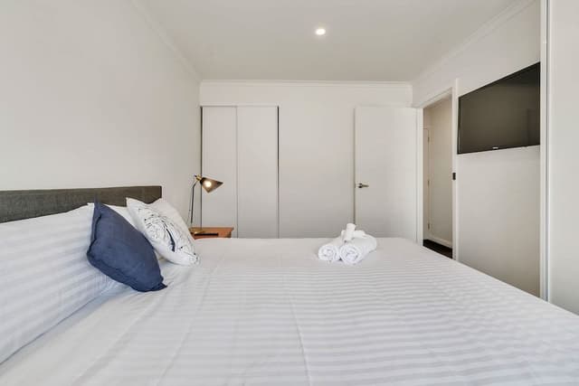 Superior Apartment, 2 Bedrooms, Kitchen, Mountain View