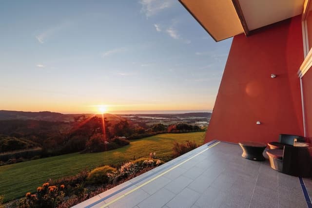 Luxury Studio Suite, 1 King Bed, Bathtub, Mountain View