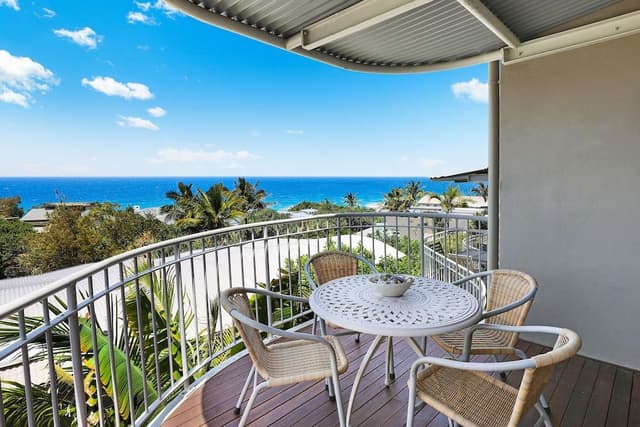 Expansive Ocean View Apartment, Couple Stay