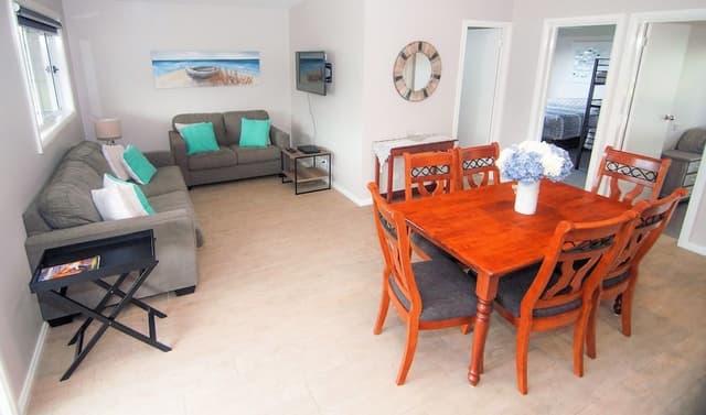 Luxury Apartment, 2 Bedrooms, Poolside (Unit 7)