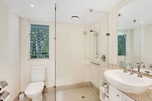 Poolview Two Bedroom Apartment with private rooftop spa
