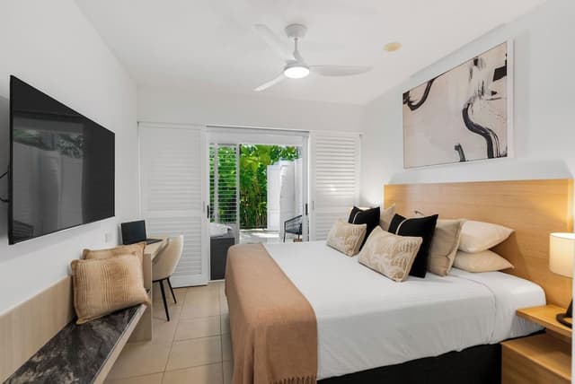 Ground Floor 2 Bedroom with patio and easy pool access (341718)