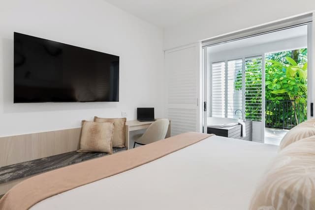 Ground Floor 2 Bedroom with patio and easy pool access (341718)
