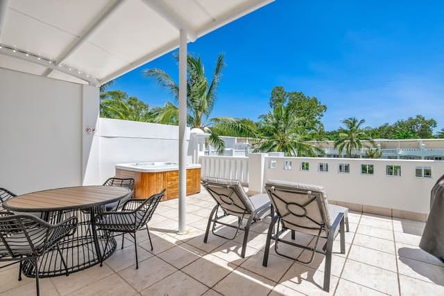 Poolview Two Bedroom Apartment with private rooftop spa