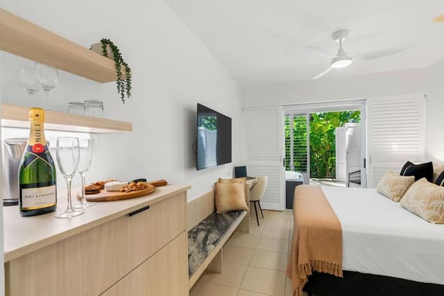 Ground Floor 2 Bedroom with patio and easy pool access (341718)