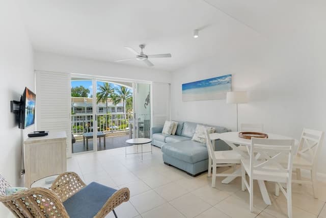 Poolview Two Bedroom Apartment with private rooftop spa