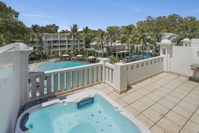 Poolview Two Bedroom Apartment with private rooftop spa