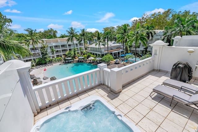 Poolview Two Bedroom Apartment with private rooftop spa
