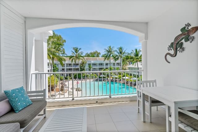 Poolview Two Bedroom Apartment with private rooftop spa