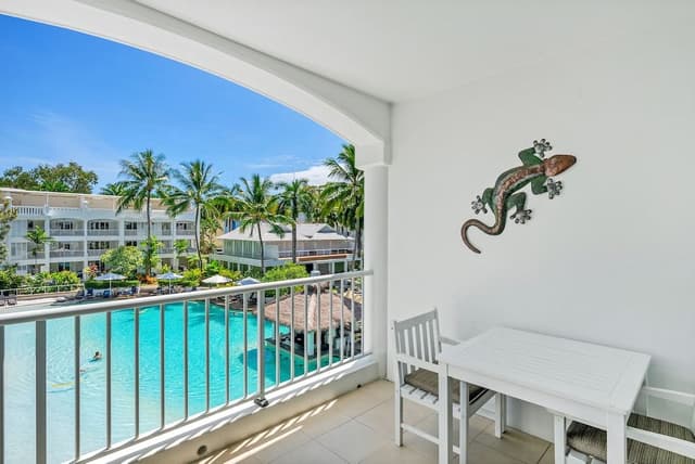 Poolview Two Bedroom Apartment with private rooftop spa
