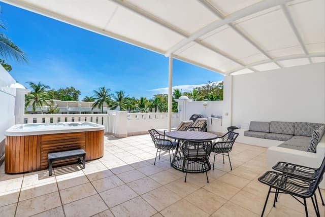 Poolview Two Bedroom Apartment with private rooftop spa