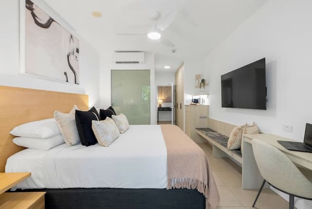 Ground Floor 2 Bedroom with patio and easy pool access (341718)