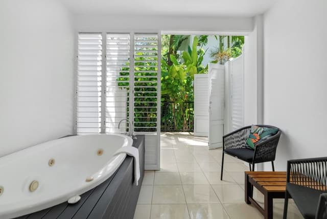Ground Floor 2 Bedroom with patio and easy pool access (341718)