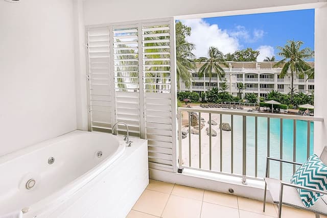 Poolview Two Bedroom Apartment with private rooftop spa