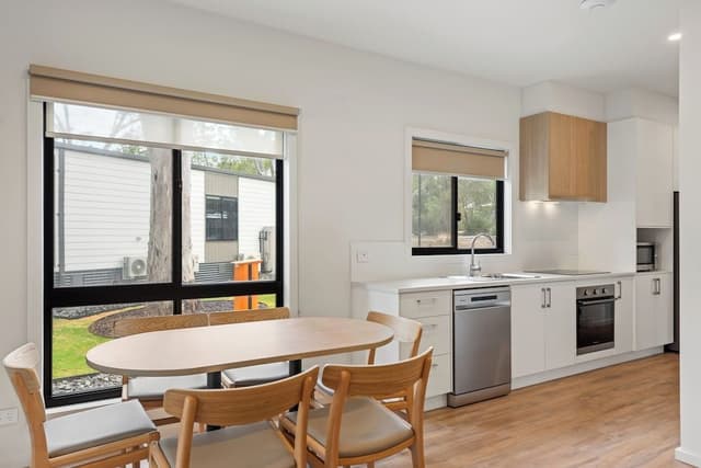 Deluxe 2 Bedroom Cabin - Sleeps 6