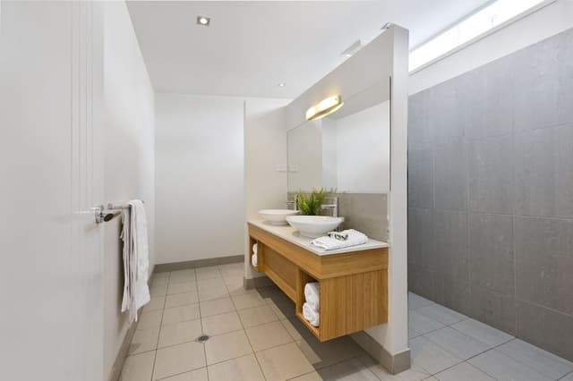 Studio, 1 Queen Bed, Balcony, Marina View (1)