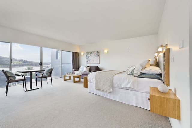 Studio, 1 Queen Bed, Balcony, Marina View (1)