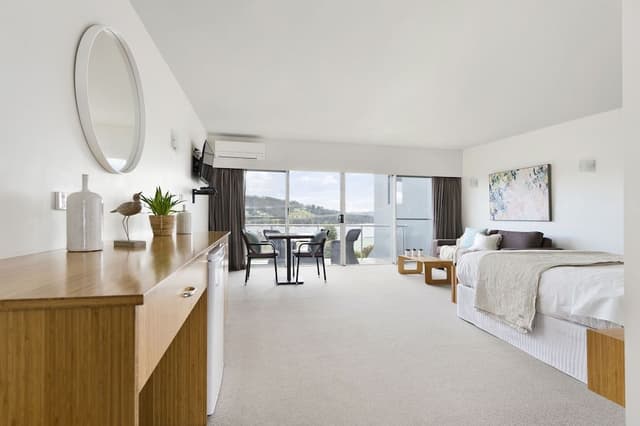 Studio, 1 Queen Bed, Balcony, Marina View (1)