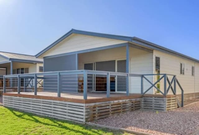 Deluxe 2 Bedroom Cabin - Sleeps 6