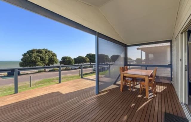 Deluxe 2 Bedroom Cabin - Sleeps 6