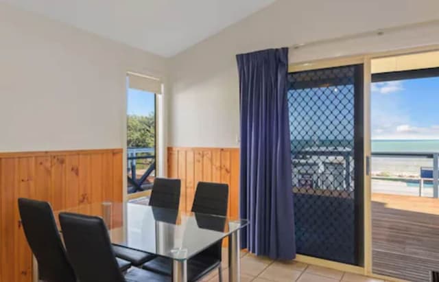 Deluxe 2 Bedroom Cabin - Sleeps 6