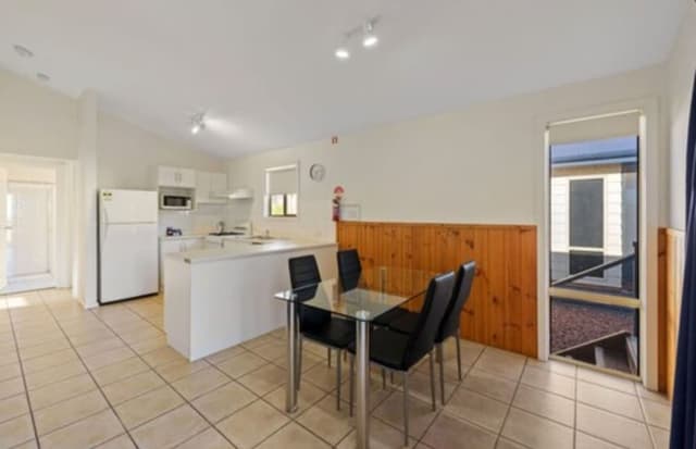Deluxe 2 Bedroom Cabin - Sleeps 6