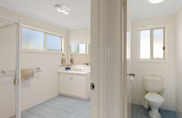 Deluxe 2 Bedroom Cabin - Sleeps 6