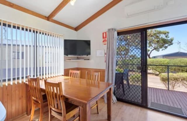 Superior 2 Bedroom Cabin - Sleeps 6