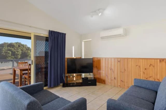 Deluxe 2 Bedroom Cabin - Sleeps 6
