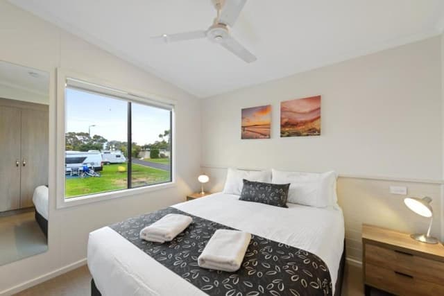 Deluxe 2 Bedroom Waterfront Cabin