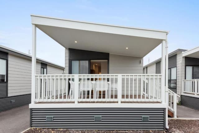 Deluxe 2 Bedroom Waterfront Cabin
