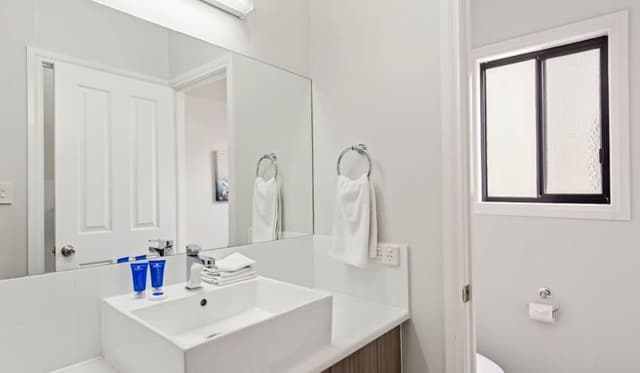 Deluxe 3 Bedroom Beach Cabin - Sleeps 6