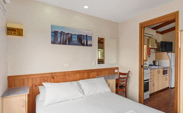 Standard 2 Bedroom Cabin - Sleeps 6