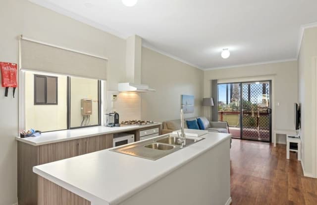 Deluxe 3 Bedroom Beach Cabin - Sleeps 6