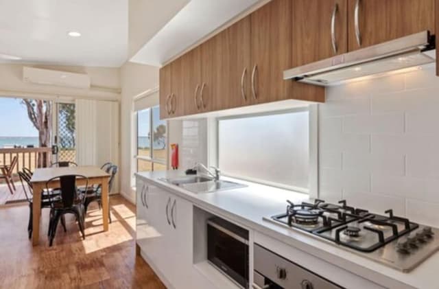 Deluxe 2 Bedroom Cabin - Sleeps 6