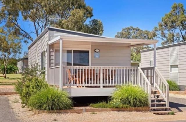 Deluxe 2 Bedroom Cabin - Sleeps 6