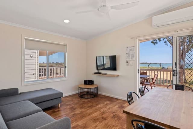 Deluxe 2 Bedroom Cabin - Sleeps 6
