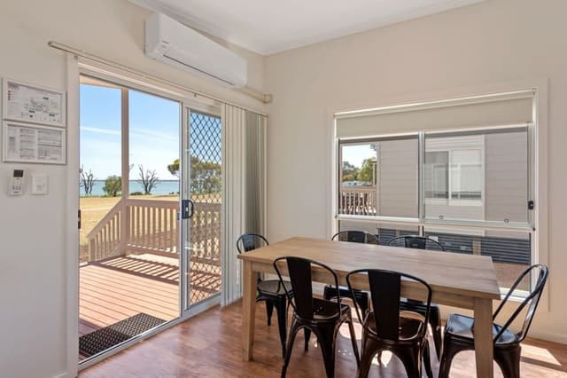 Deluxe 2 Bedroom Cabin - Sleeps 6