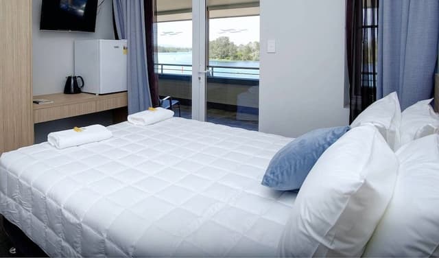 Deluxe Double Room, 1 Queen Bed, Ensuite, Lake View