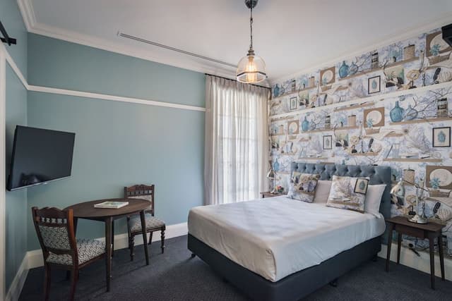 Queen Ensuite Room